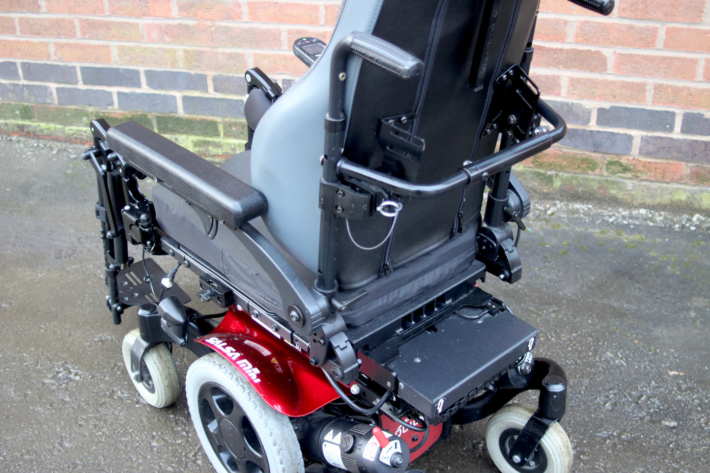 Quickie Salsa Mini M2 6MPH MWD Electric Wheelchair Powerchair Electric Leg Rests MND Riser Tilt