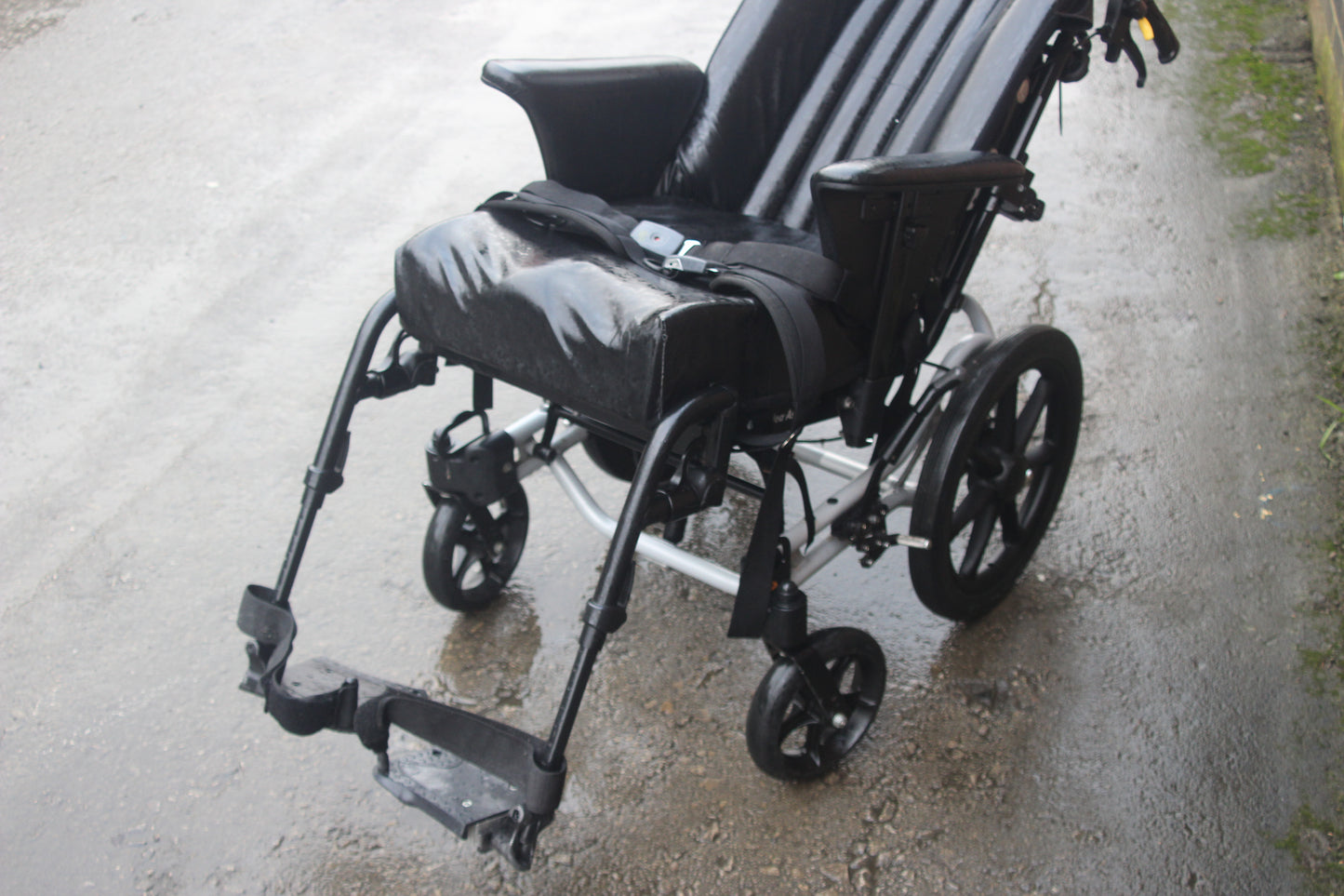 Invacare Rea Azalea Tilt In Space Wheelchair Attendant Control Wheelchair