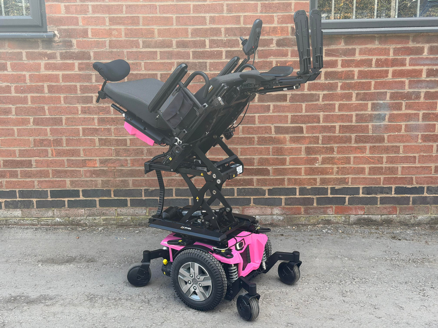 Pride Quantum Edge 2.0 I-Level Riser Recline Tilt Footplate Electric Wheelchair Powerchair